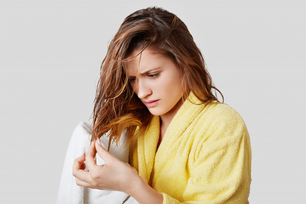 முடி ஈரமா இருக்கும் போது இந்த தப்ப மட்டும் செஞ்சுடாதீங்க...