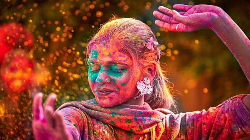 ஹோலி கொண்டாடும் முன்பு இந்த எண்ணெயை உங்கள் தலைமுடியில் தடவி கொள்ளுங்கள்...