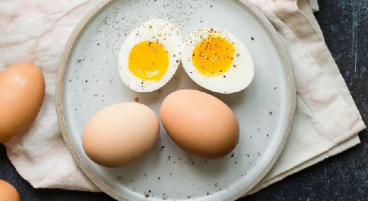 தலைமுடி முதல் சருமம் வரை அனைத்தையும் ஜொலிக்க செய்ய முட்டையின் இந்த பகுதியைப் பயன்படுத்துங்கள்...